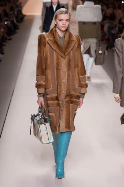 Look 16